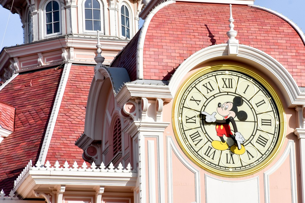 <img src="clock.png" alt="mickey mouse clock"> 