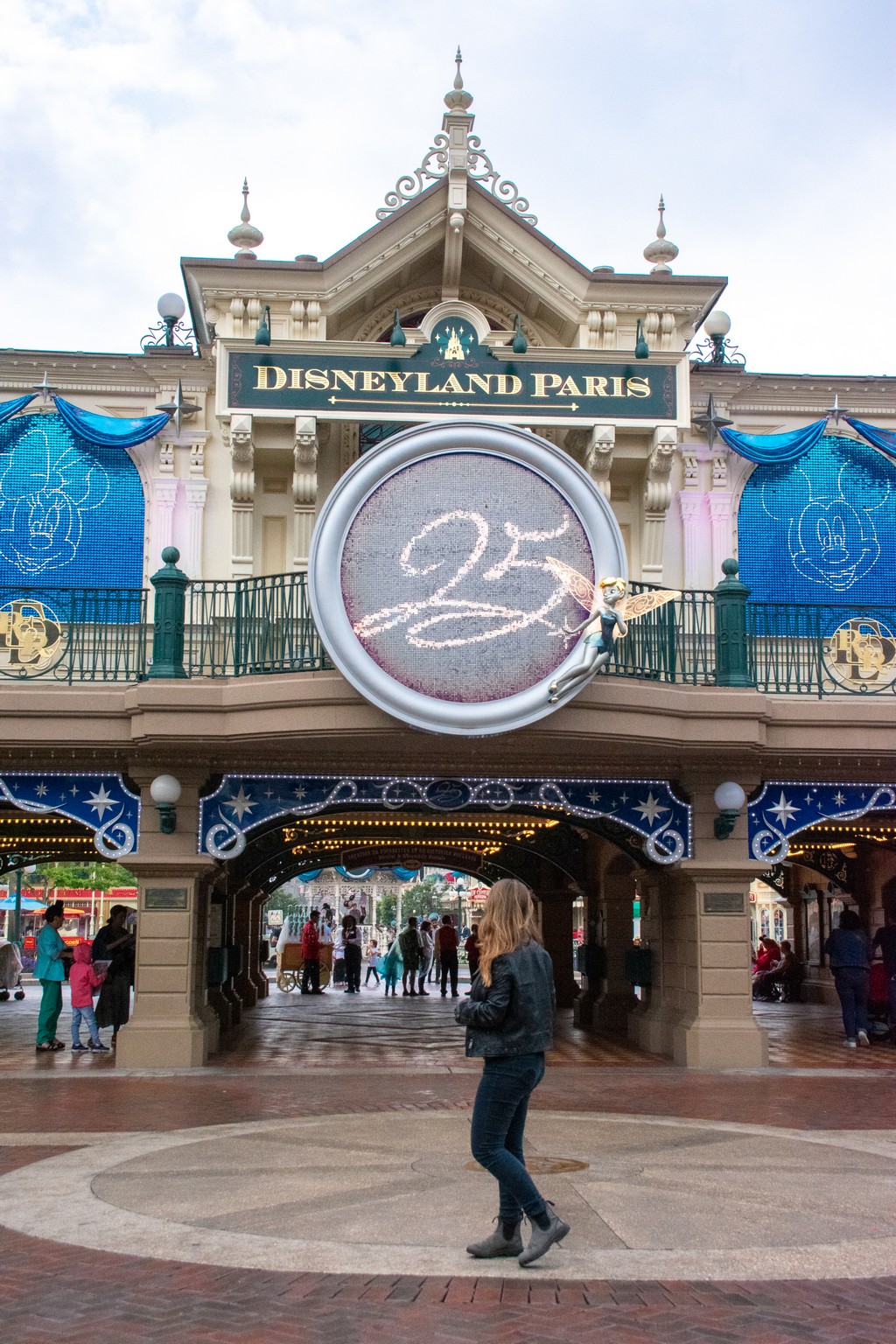 <img src="entrance.png" alt="a girl standing in front of the entrance to disneyland paris"> 