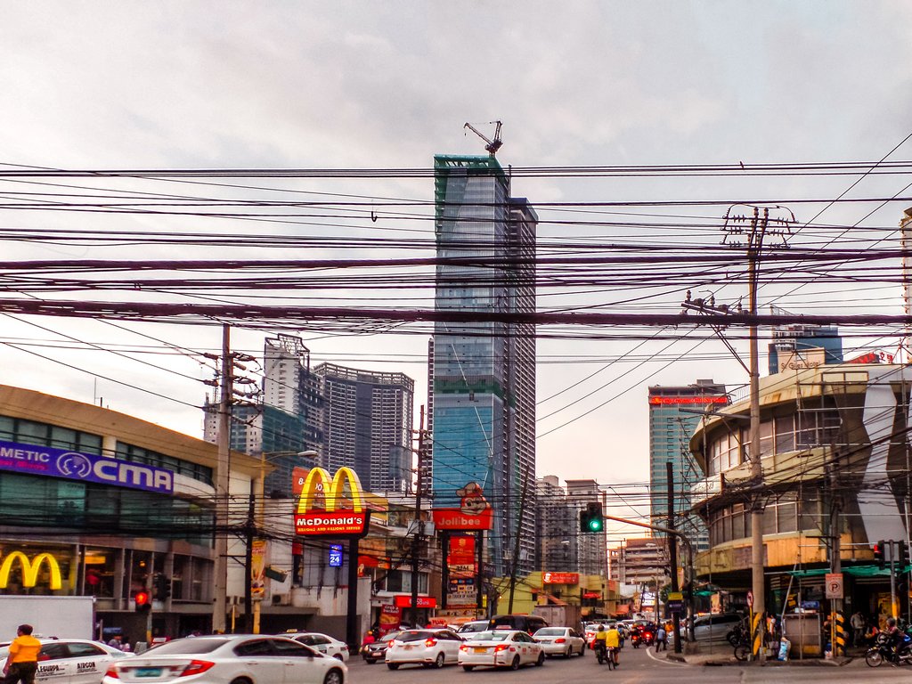 <img src="street.gif" alt="a street in Manila">